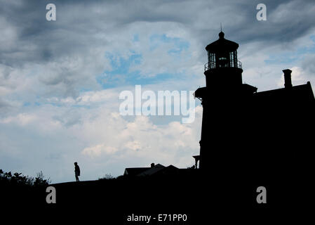 USA, Rhode Island, Block Island, Mohegan Bluffs. Silhouette d'Asie du phare. Monument Historique, ch. 1887. Banque D'Images