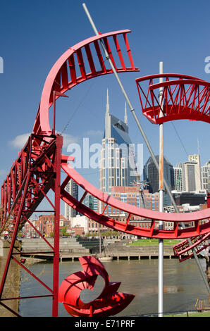 USA, New York, Nashville. La ville de Nashville skyline et la Cumberland River avec 'Ghost' Ballet sculpture par Alice Aycock. Banque D'Images