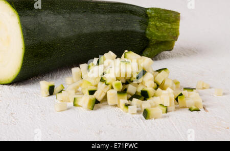 Moelle osseuse ou frais courgettes coupées en bâtons et coupé en petits cubes pour utiliser dans les salades et comme légume en cuisine Banque D'Images