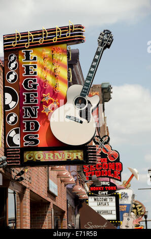 USA, New York, Nashville. Scène de rue typique sur Broadway à 'Legends Corner' dans le centre de Nashville, à la maison de la musique country. Banque D'Images