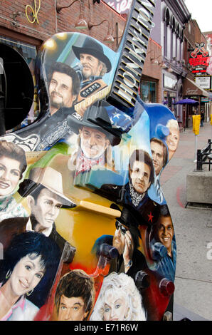 USA, New York, Nashville. Guitare peinte avec de célèbres chanteurs de country sur Broadway à 'Legends Corner' accueil de la musique country. Banque D'Images