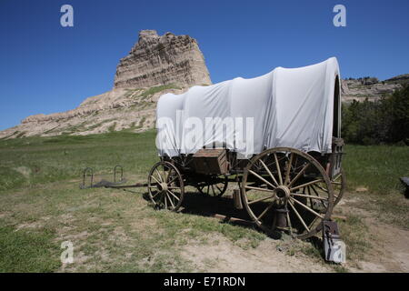 Un wagon couvert en face de Scott's Bluff au Nebraska. Banque D'Images