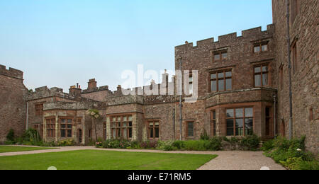13ème siècle historique château de Muncaster, une maison de famille et l'attraction touristique populaire près de Nether Wasdale, Cumbria England Banque D'Images