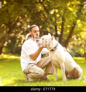 L'homme et le chien Argentino à pied dans le parc. Banque D'Images