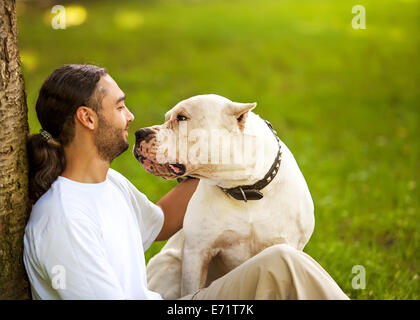 L'homme et le chien Argentino à pied dans le parc. Banque D'Images