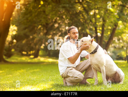 L'homme et le chien Argentino à pied dans le parc. Banque D'Images