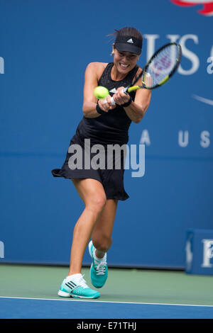 Ana Ivanovic (SRB) en première ronde action pendant la deuxième journée de l'US Open Tennis Championships. © Paul J. Sutton/PCN Banque D'Images