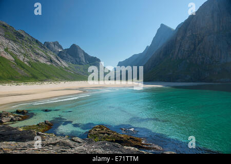 Belle solitude le long Horseid Plage dans les îles Lofoten, Norvège Banque D'Images