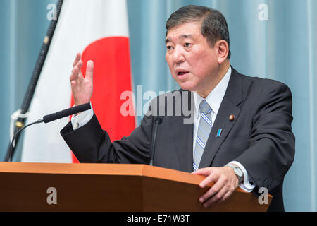 Tokyo, Japon. Sep, 2014 3. Shigeru Ishiba, récemment nommé ministre d'Etat chargé de revitaliser les économies régionales et les communautés, prend la parole lors d'une conférence de presse de fin de nuit au bureau du premier ministre à Tokyo après la première réunion du Premier ministre Shinzo Abe's Cabinet remanié le mercredi, Septembre 3, 2014. Abe remanié son Cabinet pour la première fois depuis son retour au pouvoir, en décembre 2012, mais ont conservé les alliés proches aux postes clés tout en augmentant le nombre de femmes ministres de cinq à deux en ligne avec sa politique d'amélioration de la situation des femmes. (Photo par AF Banque D'Images