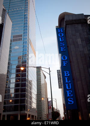 Une vue sur le signe extérieur de la House of Blues sur North Dearborn Street à Chicago, Illinois. Banque D'Images