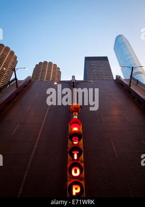 State Street pont-levis, relevé, à Chicago. Le Marina City Tours, (AMA) Bâtiment IBM, et le Trump Tower Chicago en arrière-plan. Banque D'Images