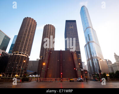 State Street pont-levis, relevé, à Chicago. Le Marina City Tours, (AMA) Bâtiment IBM, et le Trump Tower Chicago en arrière-plan. Banque D'Images