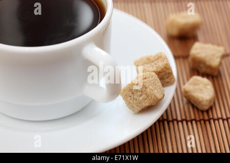 Tasse de café et de sucre de canne brun sur bambou serviette. Profondeur de champ. Libre. Banque D'Images