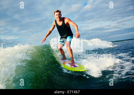 Surfer sur les vagues d'équitation Hommes Banque D'Images