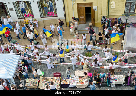 Défilé pacifique de l'Ukrainian broderies Banque D'Images