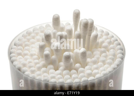 Détail de tampons de coton dans une boîte en plastique sur fond blanc Banque D'Images