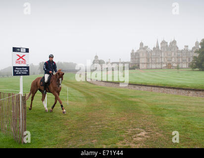 Stamford, au Royaume-Uni. 16Th Jun 2014. La Land Rover Burghley Horse Trials. Kai Ruder [GER] Gryffondor et sur l'exercice tôt le matin, en face de Burghley House. La Land Rover Burghley Horse lieu 4e - 7e septembre. Crédit : Stephen Bartholomew/Alamy Live News Banque D'Images