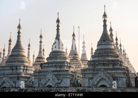 Atthakatha ou chedis stupas, Sandamuni Paya ou pagode Sandamuni, temple complexe à Mandalay, Myanmar, région de Mandalay Banque D'Images