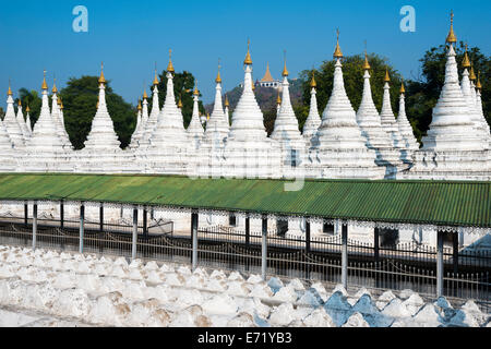 Atthakatha ou chedis stupas, Sandamuni Paya ou pagode Sandamuni Mandalay Hill, vue d'ensemble du temple, à Mandalay Banque D'Images