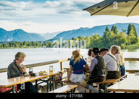 "Alpenblick" jardin de bière au lac Staffelsee, près de Uffing, Haute-Bavière, Bavière, Allemagne Banque D'Images