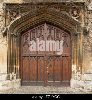 Double brun riche spectaculaire avec des portes en bois et de la sculpture en pierre voûtée décorative entoure de bâtiment historique à Oxford, Angleterre Banque D'Images