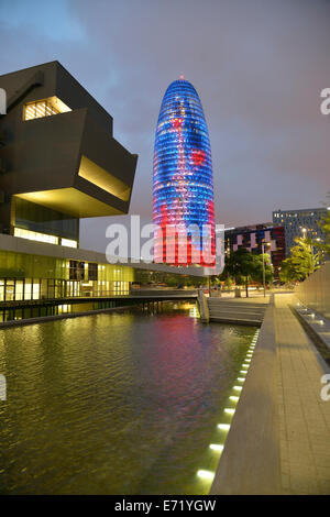 Torre Agbar, l'architecte Jean Nouvel, au crépuscule, l'Avinguda Diagonal, Barcelone, Espagne, ​​Catalonia Banque D'Images