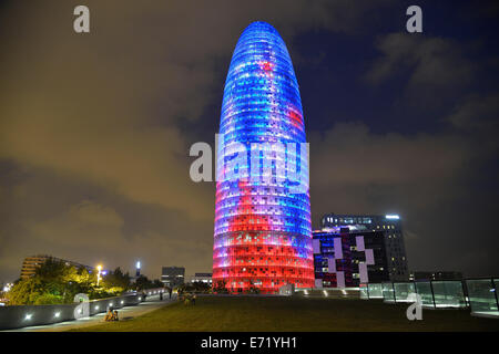 Torre Agbar, l'architecte Jean Nouvel, au crépuscule, l'Avinguda Diagonal, Barcelone, Espagne, ​​Catalonia Banque D'Images