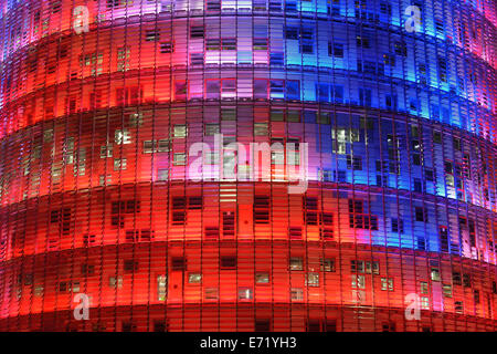 Torre Agbar, l'architecte Jean Nouvel, au crépuscule, l'Avinguda Diagonal, Barcelone, Espagne, ​​Catalonia Banque D'Images