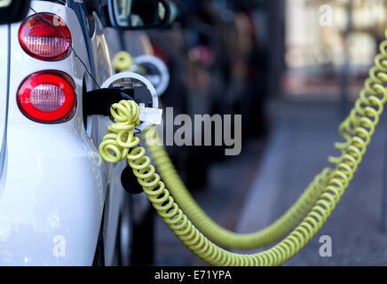 La voiture électrique d'être facturés à un station de charge publique, Berlin, Allemagne Banque D'Images