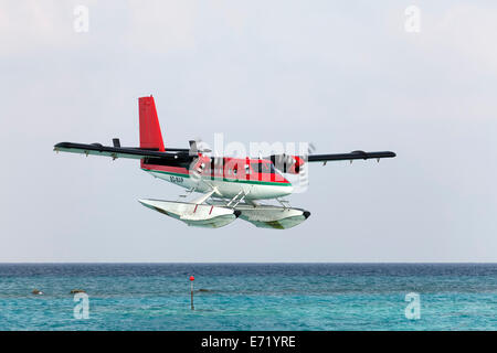 L'aquaplanage, De Havilland Canada DHC 6-300 Twin Otter, Trans Maldivian Airways, au cours de l'approche à l'atterrissage, Maldives Banque D'Images