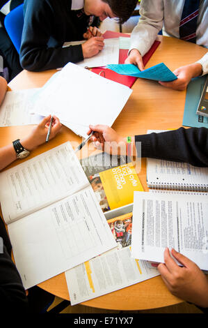 L'enseignement secondaire au Pays de Galles UK - Année 1213 sixième forme les élèves garçons boy studying travail de lecture Banque D'Images