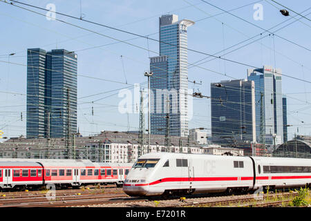 La formation de glace sur les voies de la Deutsche Bahn AG, à la gare principale de Francfort, à l'arrière de la ligne d'horizon de Francfort avec les tours de Banque D'Images