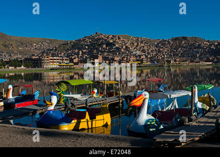 Bateaux dans le port de Puno, sur le lac Titicaca, Puno, Pérou Banque D'Images