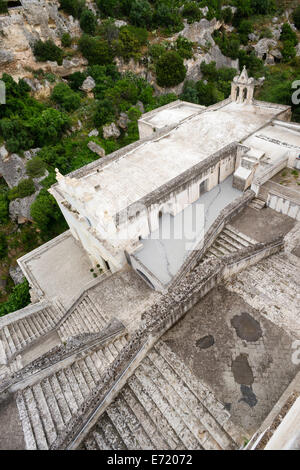 Escaliers, église de pèlerinage Santuario della Madonna della Scala, construit en 1731, de style baroque, gorge de Gravina Banque D'Images