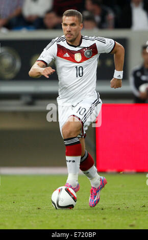 Düsseldorf, Allemagne. 06Th Nov, 2014. L'Allemagne s'acharne pour Lukas Podolski le ballon pendant les match de football entre l'Allemagne et l'Argentine à l'Esprit arena de Düsseldorf, Allemagne, 03 septembre 2014. Photo : Roland Weihrauch/dpa/Alamy Live News Banque D'Images