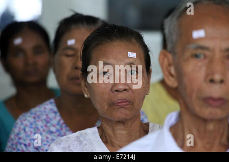 Yangon, Myanmar. 16Th Jun 2014. Les patients attendent pour le traitement chirurgical de l'œil à Yangon, Myanmar, le 4 septembre 2014. Une équipe médicale chinoise a commencé une campagne de traitement chirurgical de l'œil à Yangon jeudi que la troisième du genre de 'Action' de la luminosité dans le pays. Credit : U Aung/Xinhua/Alamy Live News Banque D'Images