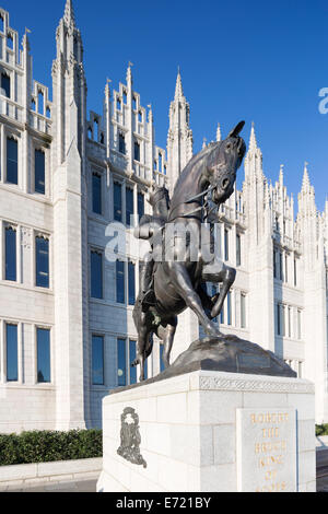 Royaume-uni, Ecosse, Abderdeen, l'Alan Beattie Herriot bronze statue équestre du roi Robert the Bruce détenant une charte. Banque D'Images