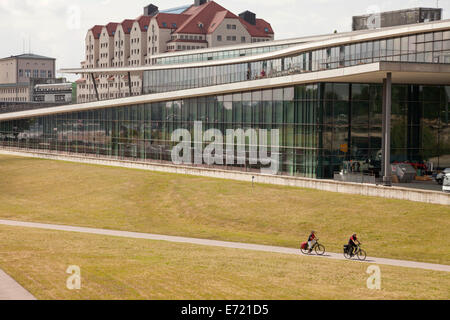 Les cyclistes à l'Édifice du Landtag de l'État libre de Saxe à Dresde, Saxe, Allemagne, Europe Banque D'Images