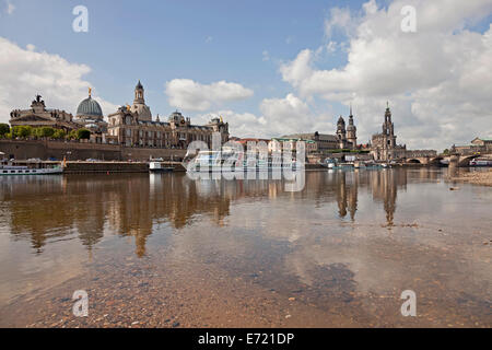 Cityscape Dresde avec Elbe et les navires d'excursion à Dresde, Saxe, Allemagne, Europe Banque D'Images