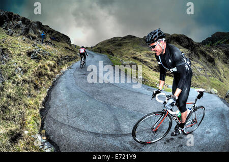 Une course cycliste Hardknott Pass escalade dans le Lake District Banque D'Images