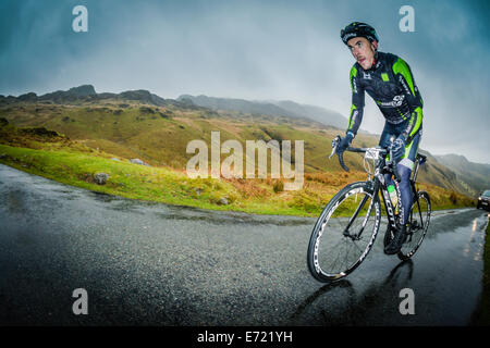 Randonnées cycliste la plus importante section du Hardknott Pass dans le Lake District. Banque D'Images