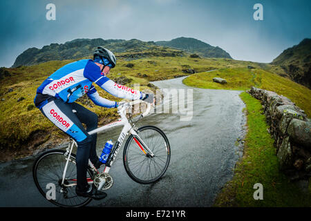 Randonnées cycliste la plus importante section du Hardknott Pass dans le Lake District. Banque D'Images