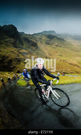 Randonnées cyclistes Hardknott Pass dans le Lake District Banque D'Images