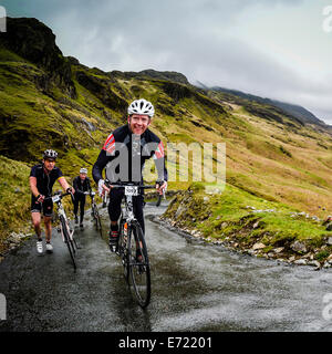 Randonnées cycliste la plus importante section du Hardknott Pass dans le Lake District. Banque D'Images