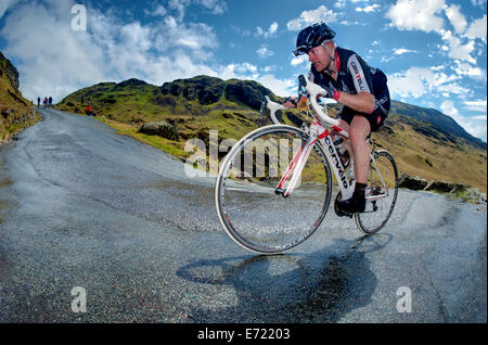 Randonnées cycliste la plus importante section du Hardknott Pass dans le Lake District. Banque D'Images