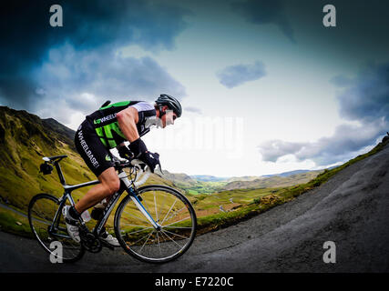 Randonnées cycliste la plus importante section du Hardknott Pass dans le Lake District. Banque D'Images