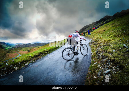 Randonnées cycliste la plus importante section du Hardknott Pass dans le Lake District. Banque D'Images