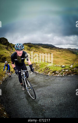 Randonnées cycliste la plus importante section du Hardknott Pass dans le Lake District. Banque D'Images