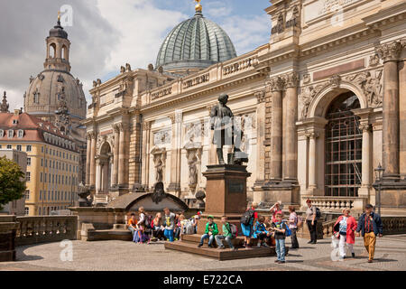 Les enfants de l'école à la Gottfried Semper Monument et de l'Académie des beaux-arts de Dresde, Saxe, Allemagne, Europe Banque D'Images