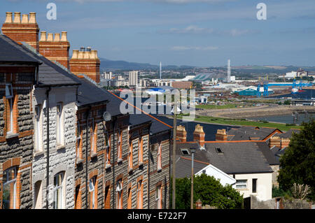 Street à Penarth avec Docks de Cardiff dans la distance, dans le sud du Pays de Galles, Royaume-Uni. Banque D'Images